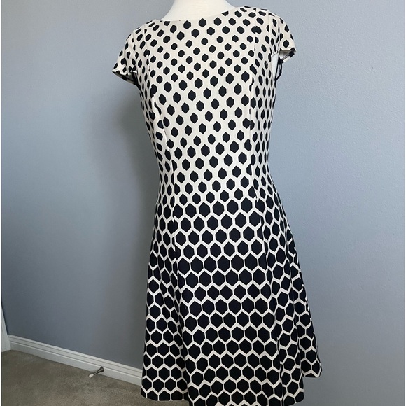 Tahari Dresses & Skirts - Tahari honeycomb dress